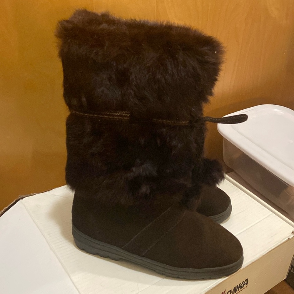 Brand new Minnetonka women’s size 9 chocolate fur boots